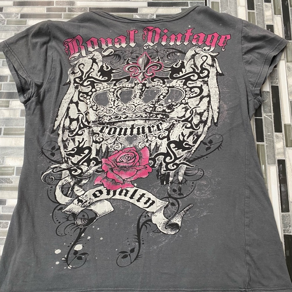 Selling short sleeve t-shirt, large tag is missing. multicolored, brand cottyon